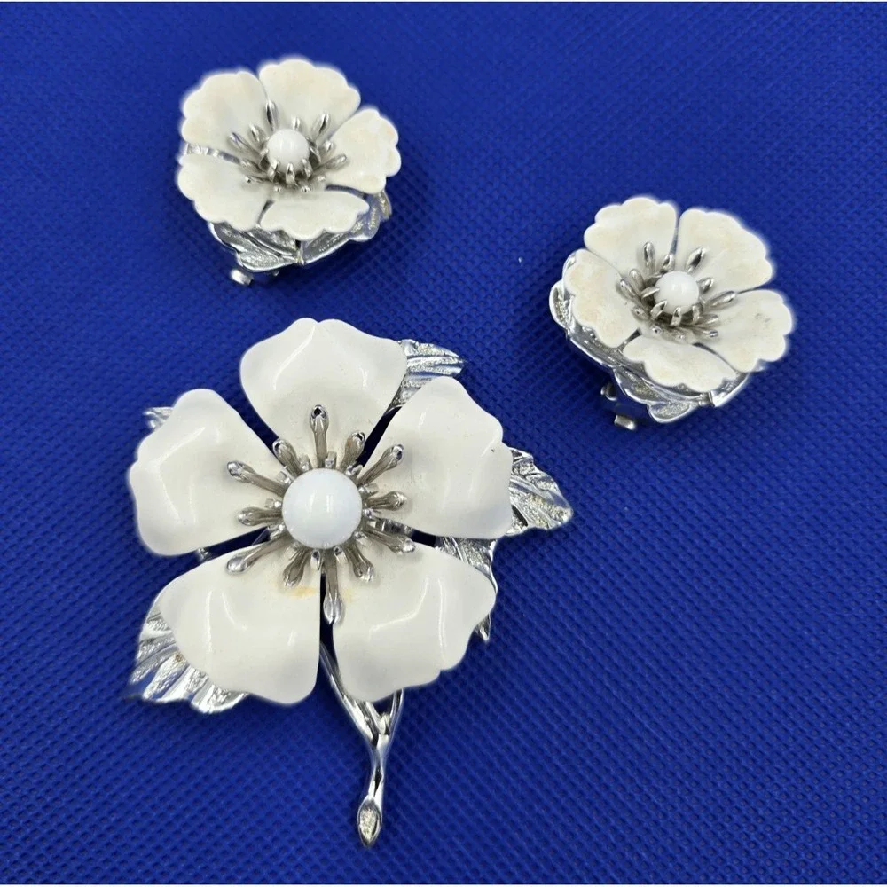 Vintage Sarah Coventry Brooch Summer Magic White Enamel Flower Pin Earrings 1964
